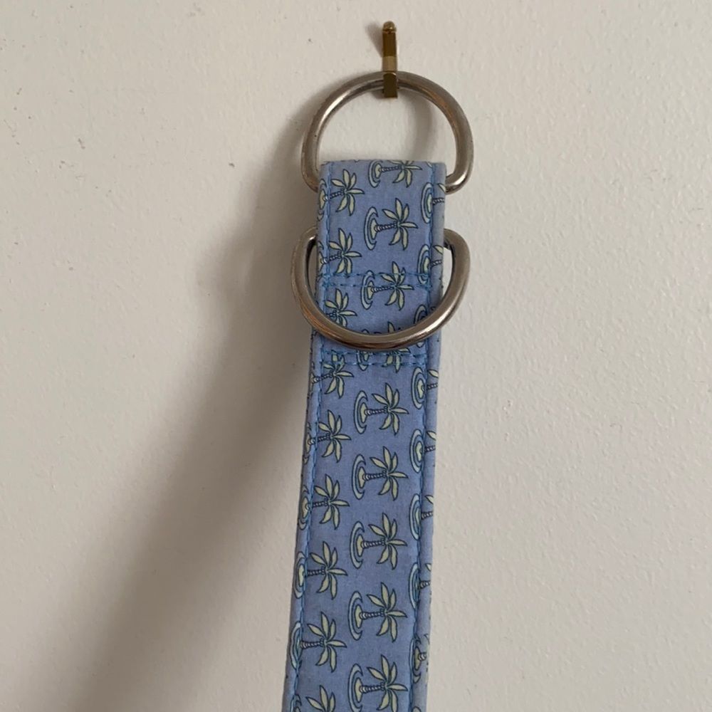 DISCONTINUED RARE vineyard vines belt size Large